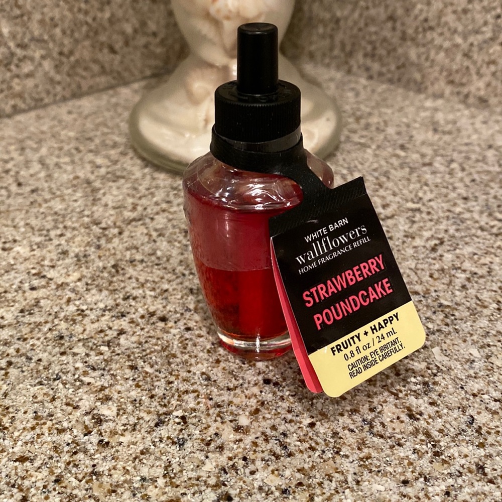 Bath & Body Works Wallflower refill 🍓🍰 Strawberry Pound Cake